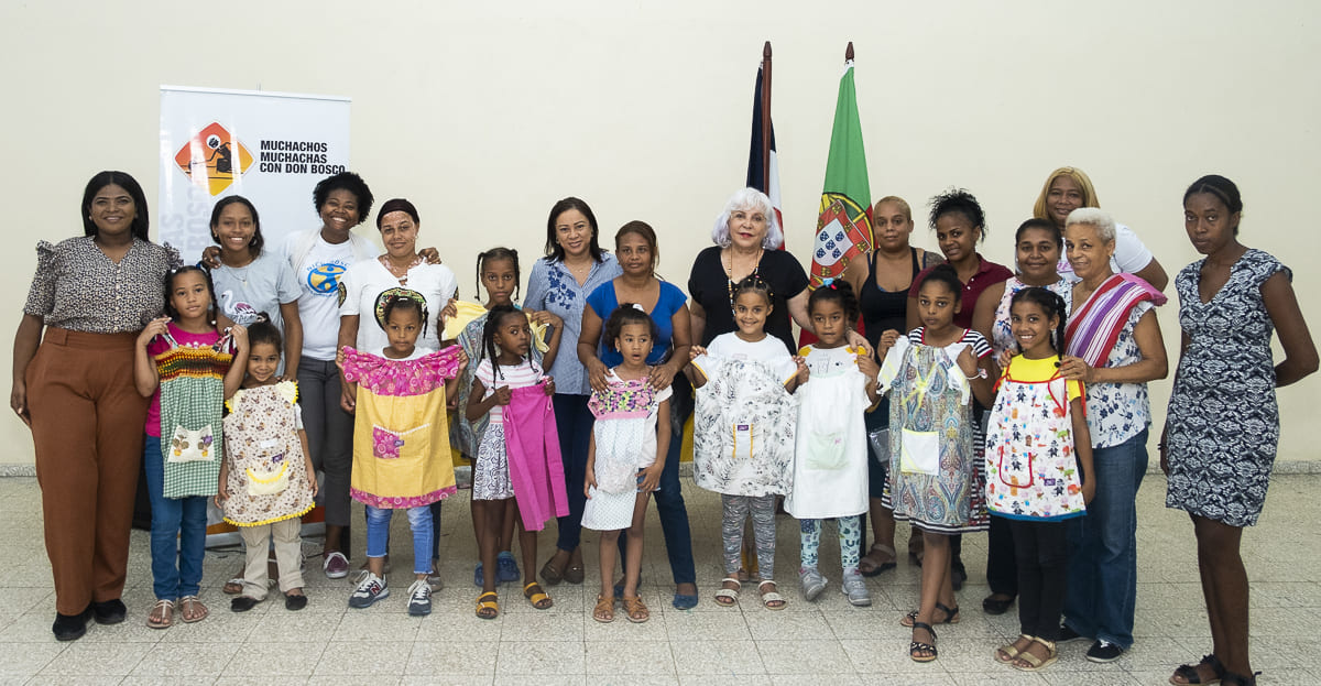Entrega donación Dress a Girl Portugal a los Niños de Don Bosco en Cristo Rey