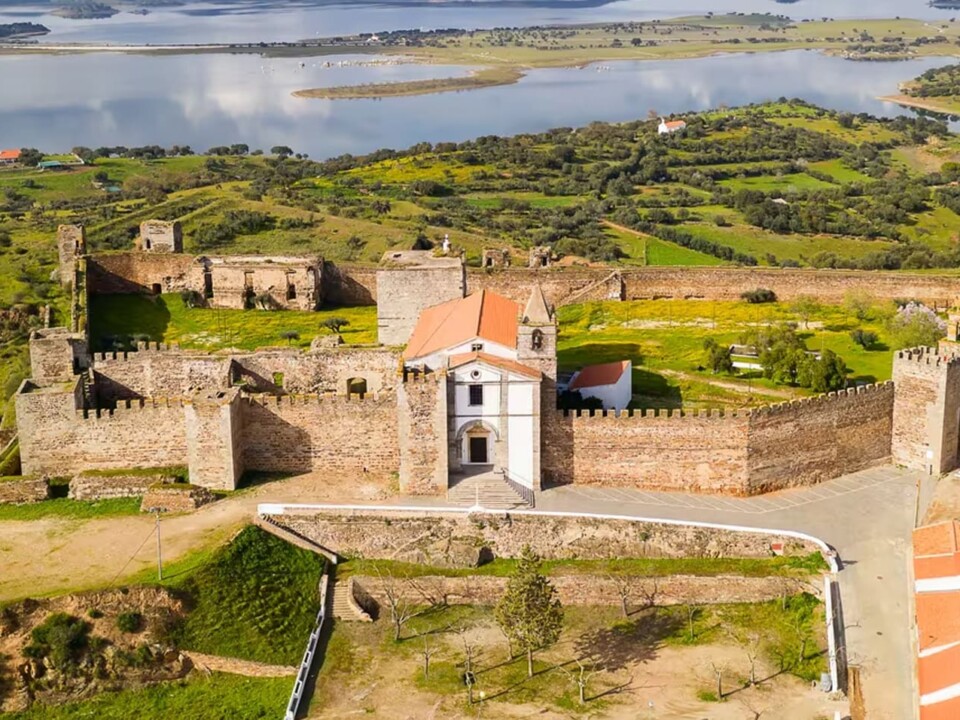 castillo del pueblo de Mourão en Portugal